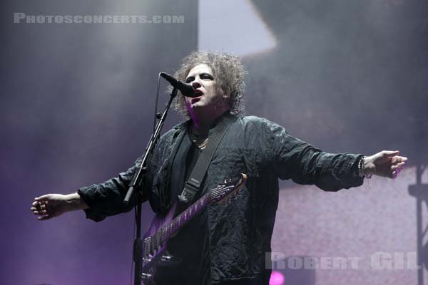 THE CURE - 2019-08-23 - SAINT CLOUD - Domaine National - Grande Scene - Robert James Smith